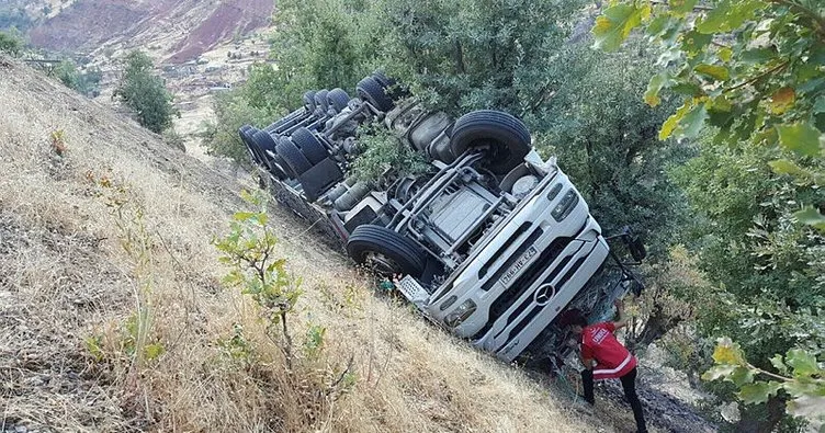 Uçuruma yuvarlanan kamyondaki üç kişiyi ağaç kurtardı