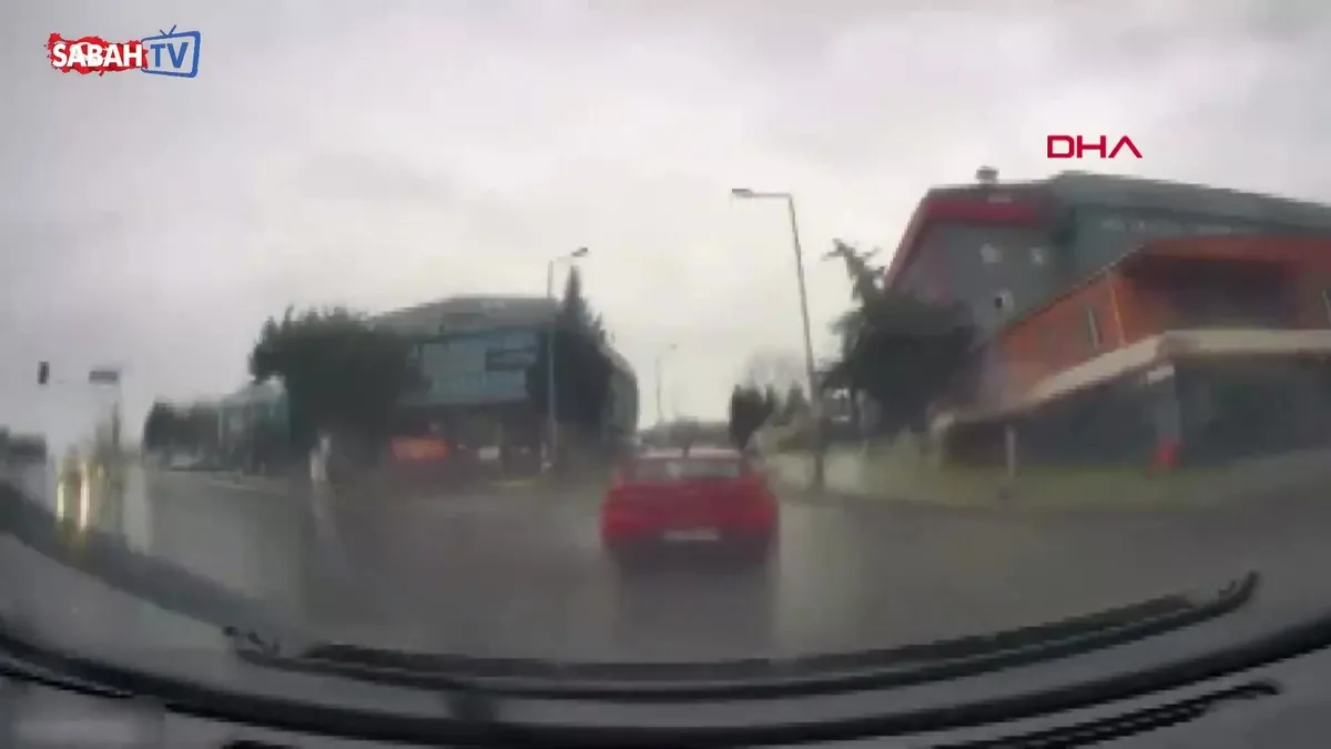 Beylikdüzü’nde ters yönde ilerleyerek trafiği tehlikeye attı! O anlar kameraya yansıdı | Video videosunu izle Beylikdüzü’nde ters yönde ilerleyerek trafiği tehlikeye attı! O anlar kameraya yansıdı | Video videosunu izle