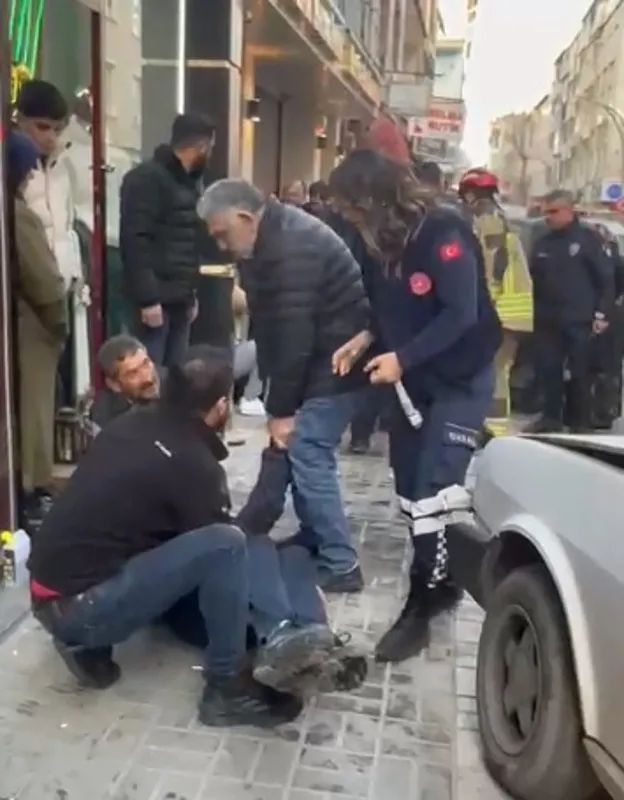 esiyle-tartisti-bindigi-aracini-ileri-yerine-geri-alinca-bir-kisiyi-yaraladi-1739379809251.jpeg
