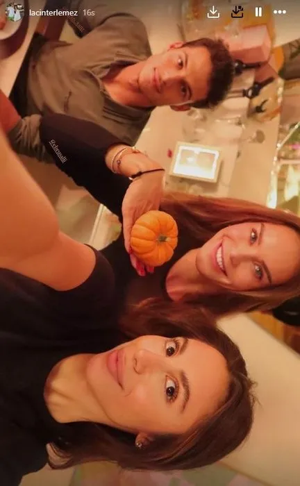 Ebru Şallı yakışıklı oğlu Beren ile müstakbel gelinini evinde ağırladı! Genç aşıklar birbirlerine çok yakıştırılıyor...