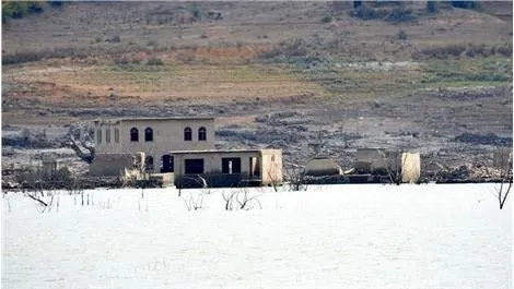 Barajdaki su azalınca köy ortaya çıktı
