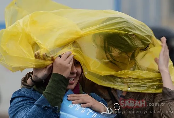 Yağmur ve rüzgar vatandaşlara zor anlar yaşattı