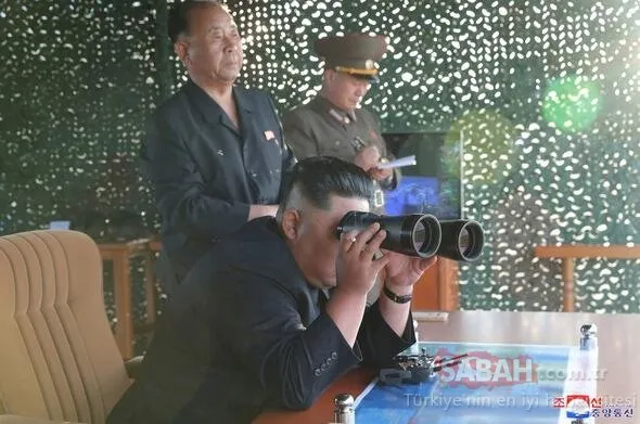 Kuzey Kore, yeni süper büyük çoklu füze fırlatma sistemini denedi!
