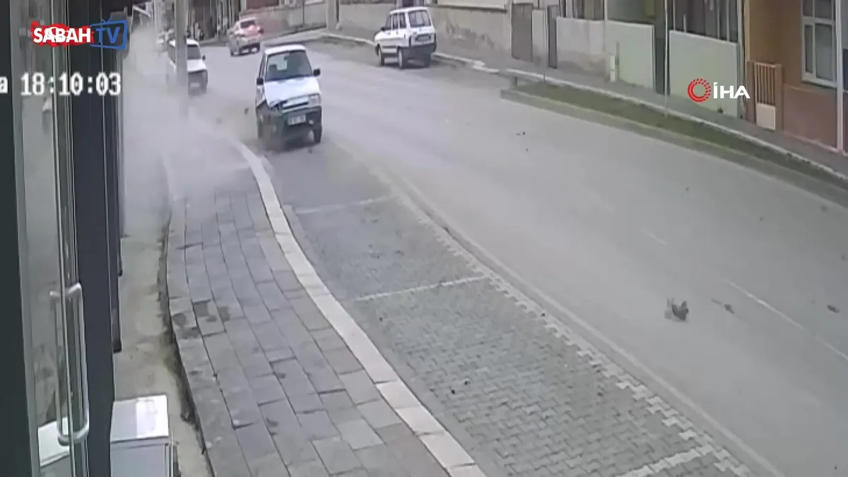 Otomobil markete böyle daldı: 2 yaralı videosunu izle | Son Dakika Haberleri