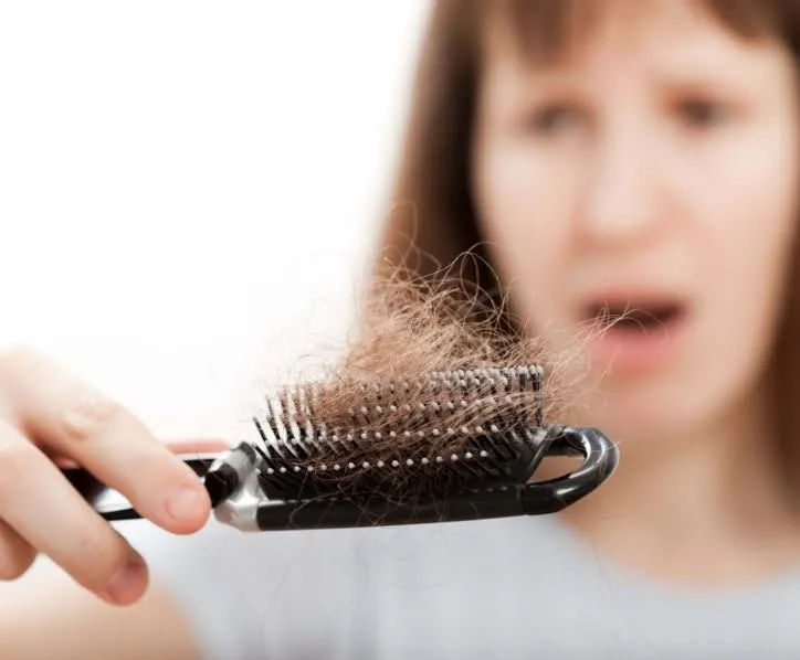 Saç dökülmesi neden olur, tedavisi nelerdir?