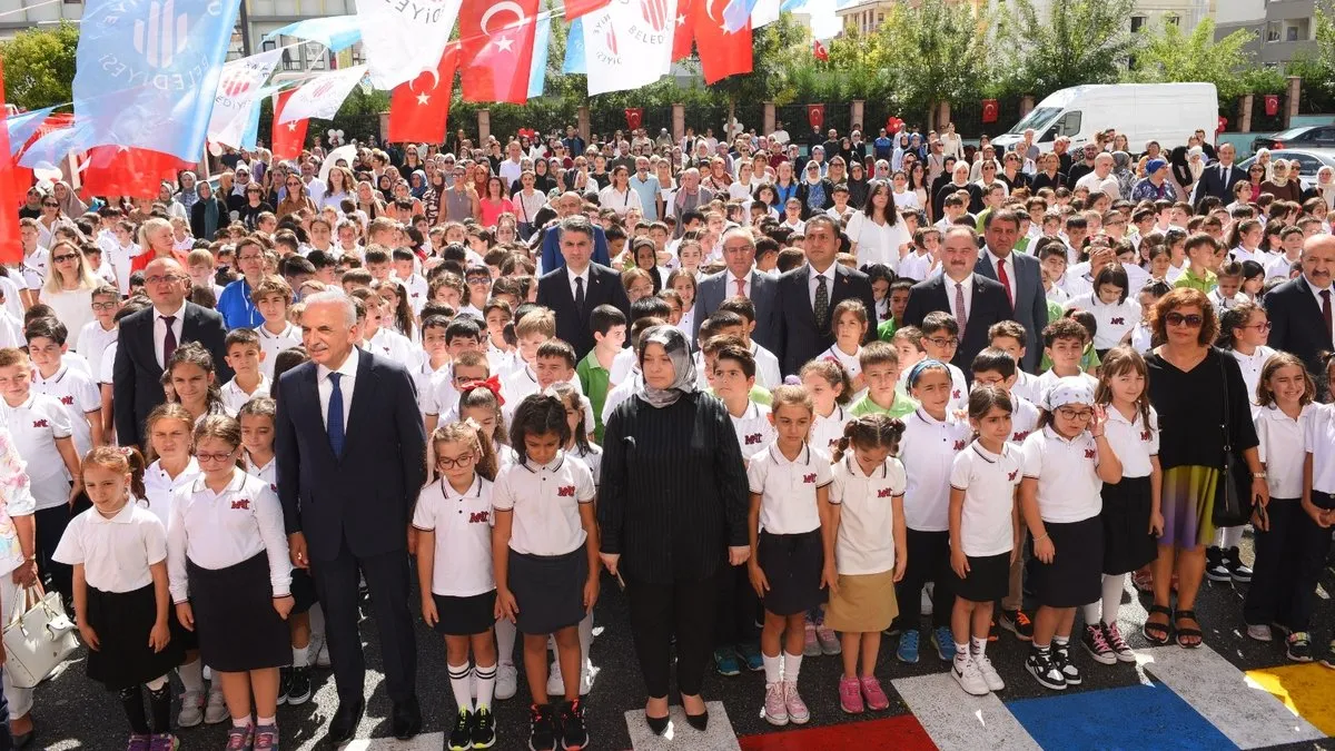 Yeni eğitim öğretim yılı başladı... Milyonlarca öğrenci için ders zili çaldı