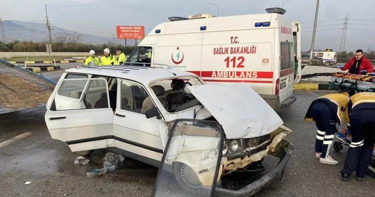Manisa Alaşehir’de 2 otomobil çarpıştı: 8 kişi yaralandı!