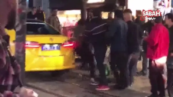 İstanbul Kadıköy'de taksiciden alkollü şahıs ve kız arkadaşına uçar tekme