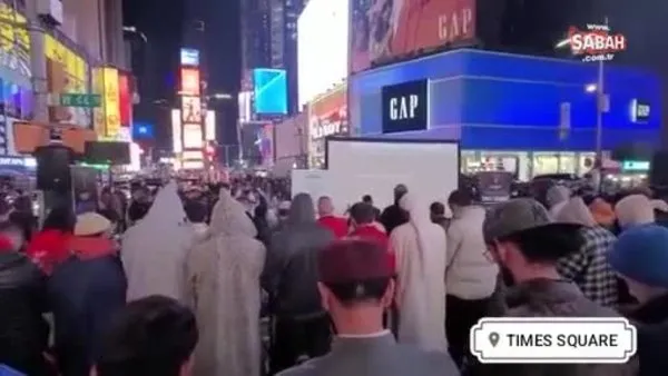 ABD’nin New York kentindeki Times Meydanı’nda tarihte ilk kez Müslümanlar teravih namazı kıldı | Video