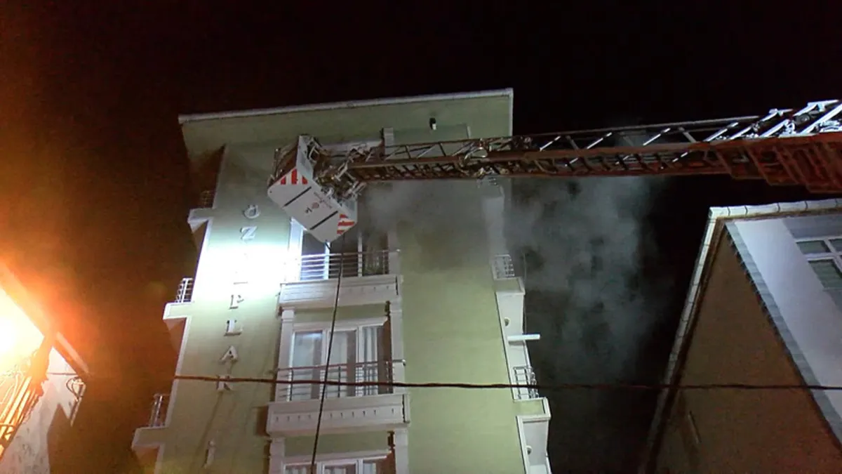 Ümraniye’de 5 katlı binada çıkan yangın söndürüldü