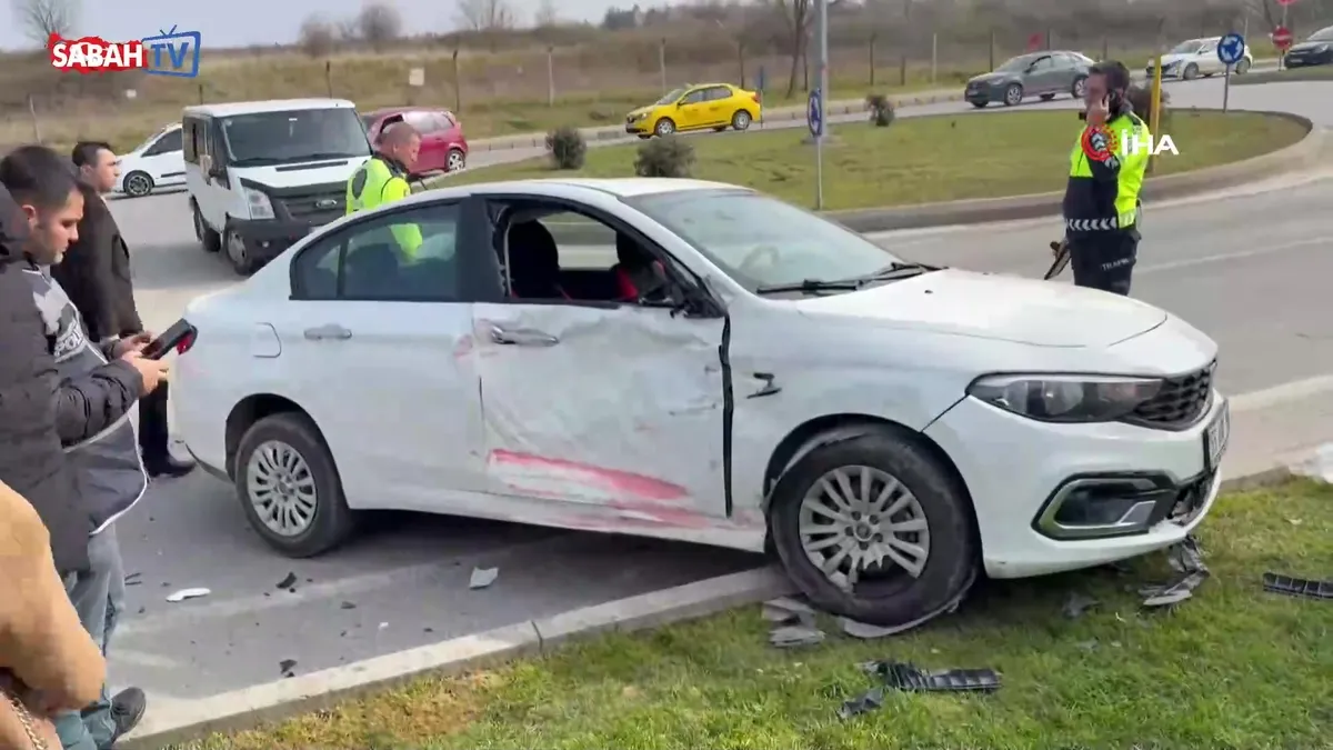 Halk otobüsü ile otomobilin çarpıştığı kaza kamerada: 9 yaralı | Video videosunu izle Halk otobüsü ile otomobilin çarpıştığı kaza kamerada: 9 yaralı | Video videosunu izle