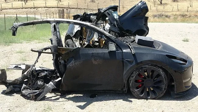 Malatya’da feci kaza! Tesla ikiye bölündü...