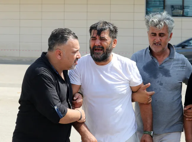 antalyada-pastacilar-odasi-baskani-kerim-ure-dehset-sacti-personeli-elif-kilic-ile-arkadasi-hasan-firati-oldur-1755954960043.jpg Antalya'da Pastacılar Odası Başkanı Kerim Üre dehşet saçtı: Personeli Elif Kılıç ile arkadaşı Hasan Fırat'ı öldürdü! Cinayet anı kameraya yansıdı