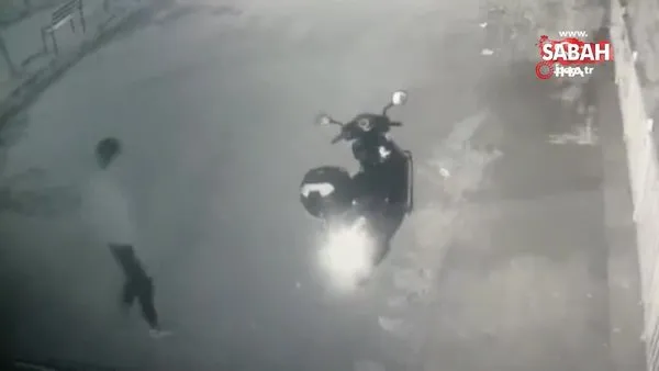 Sahibinin gözü önünde motosikleti 5 saniyede çaldı...Motosiklet sahibinin hırsızın ardından koşması kamerada | Video