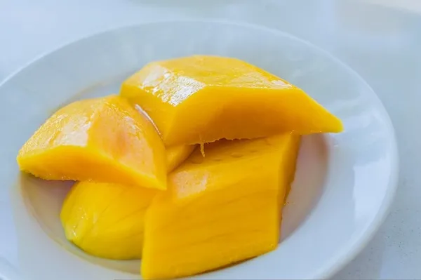 adina-meyvelerin-krali-deniyor-duzenli-yediginizde-vucuttaki-c-vitaminini-fulluyor-1664000708741.jpg