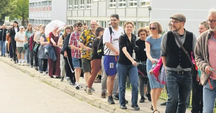 Irkçılığa karşı insan zinciri oluşturdular