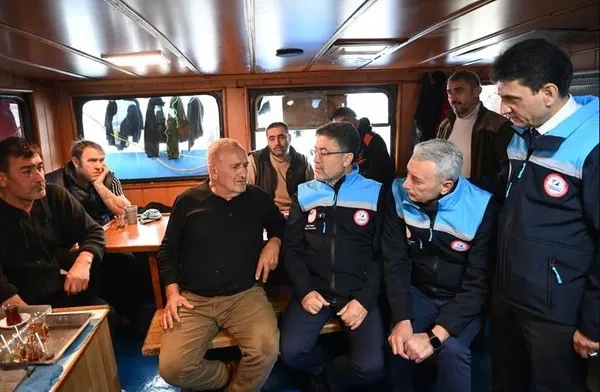 tarim-ve-orman-bakani-yumakli-istanbul-bogazinda-balikcilik-denetimine-katildi-1766747368527.jpg