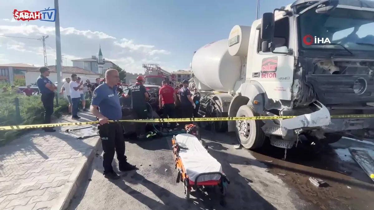 Erzincan’da can pazarı! Beton mikseri ile çarpışan SUV’da anne ve kızları ağır yaralandı | Video videosunu izle Erzincan’da can pazarı! Beton mikseri ile çarpışan SUV’da anne ve kızları ağır yaralandı | Video videosunu izle