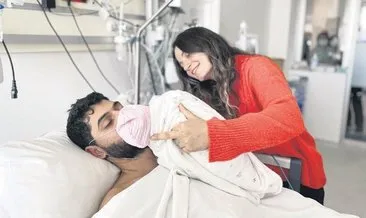 Kızını doya doya kokladı