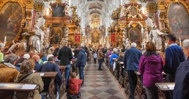 Almanya’da bir kilisedeki ayine katılan 40’den fazla kişiye Kovid-19 bulaştı