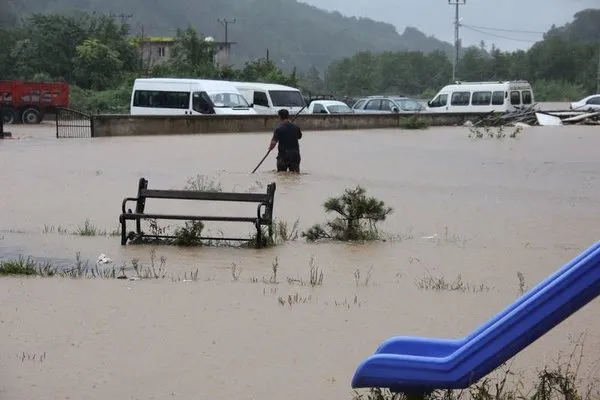 Rize'yi yağmur vurdu