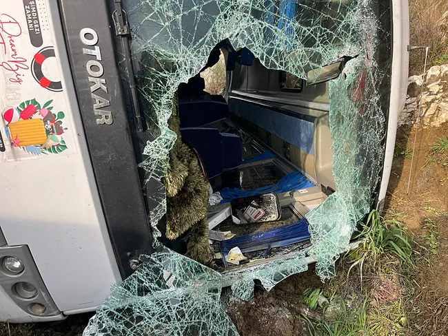 son-dakikaaydinda-tur-minibusu-devrildi-23-yarali-1737792335488.jpeg