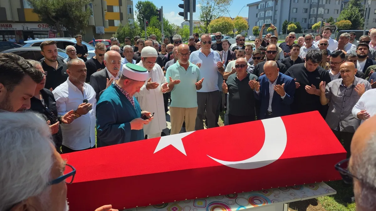 Eski AK Parti Balıkesir Milletvekili Mehmet Cemal Öztaylan'ın cenaze töreninden bir kesit.
