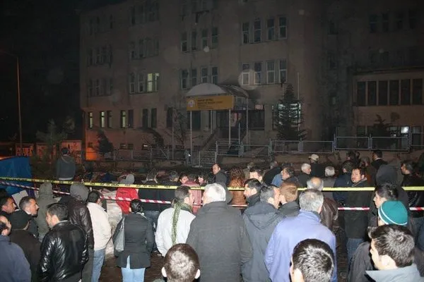 Tunçeli'de öğrenciler yurdu ateşe verdi