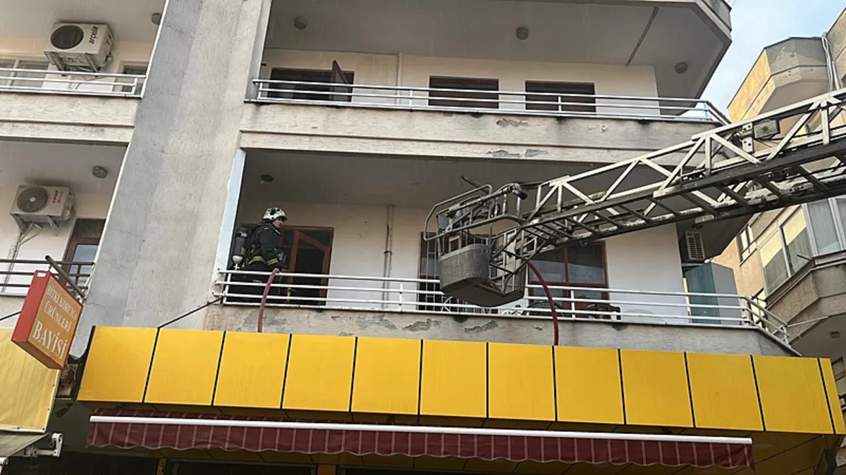 Antalya’da 3 katlı binada yangın paniği!