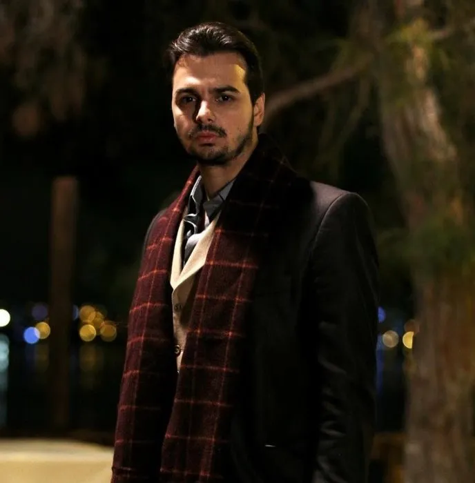 Kerem Alışık oğlu Sadri Alışık ile aynı dizideymiş...Ünlü oyuncu Kerem Alışık'ın oğlu Sadri Alışık dedesinin kopyası!