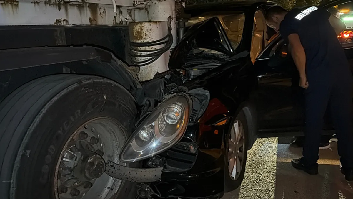 Bolu’da feci kaza! Lüks araç, park halindeki tıra çarptı: 1 yaralı Bolu’da feci kaza! Lüks araç, park halindeki tıra çarptı: 1 yaralı