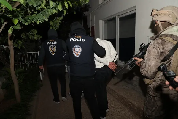 mersinde-ozel-harekat-ve-drone-destekli-siber-operasyonunda-128i-tutuklandi-1745500912871.jpg