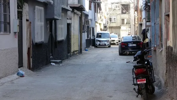 1-kisiyi-oldurup-3-kisiyi-yaralayan-zanli-beni-dovduler-kurtarin-diye-112yi-aradim-1759473804373.jpg Adana'da vahşet! Babayı öldürüp oğluyla birlikte 2 kişiyi yaraladı! Katilden pes dedirten savunma: Beni kurtarın diye...