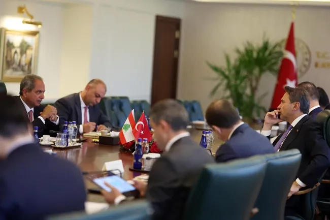 bakan-bayraktar-lubnanli-mevkidasi-ile-gorustu-enerji-isbirligini-daha-da-guclendirmeye-haziriz-1788362584549.jpg Bakan Bayraktar, Lübnanlı mevkidaşı ile görüştü: Enerji işbirliğini daha da güçlendirmeye hazırız