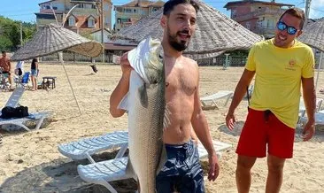 Eliyle 6 kg'lık levrek yakaladı!