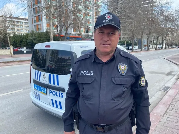 ayakkabisini-depremzedeye-veren-polis-memuru-yurekleri-isitti-1679041322421.jpg