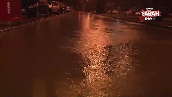 İzmir’i sağanak ve fırtına vurdu: Caddeler göle döndü, ağaçlar devrildi | Video