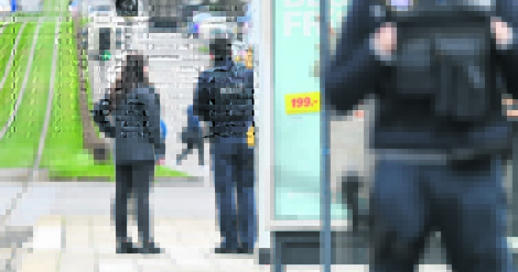 Silahla önüne geleni yaraladı