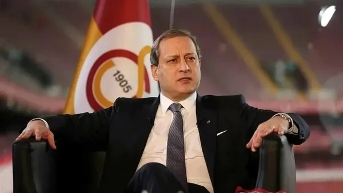 Galatasaray’ın eski başkanı Burak Elmas sevgilisi Tuğçe Koçak ile ilk kez görüntülendi! Stada el ele giriş yaptılar!