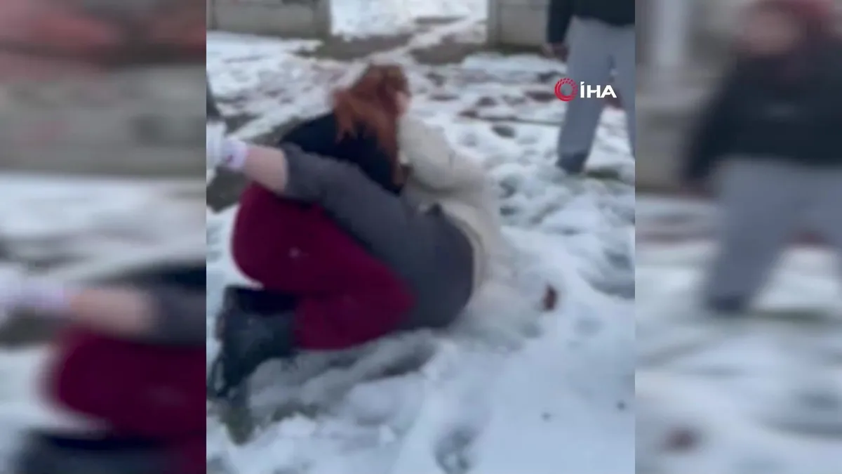 Bolu’da akran zorbalığı kamerada: Ortaokul öğrencilerinin önünü kestiler, darp ettiler | Video videosunu izle Bolu’da akran zorbalığı kamerada: Ortaokul öğrencilerinin önünü kestiler, darp ettiler | Video videosunu izle