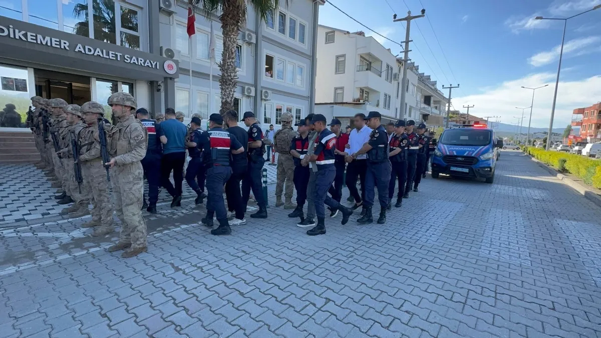 SON DAKİKA: ‘Daltonlar’ çetesine ağır darbe! 5 ilde düzenlenen dev operasyonun perde arkası… SON DAKİKA: ‘Daltonlar’ çetesine ağır darbe! 5 ilde düzenlenen dev operasyonun perde arkası…