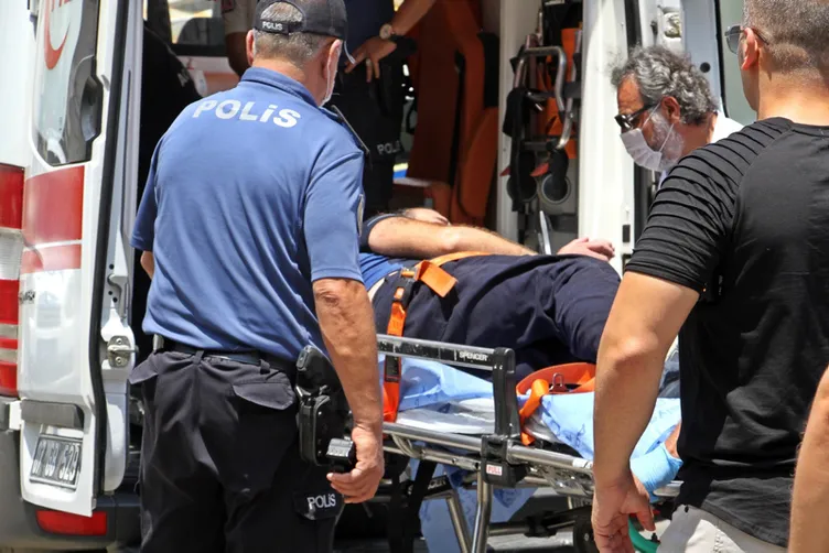 Son dakika: Antalya'da saldırgan dehşet saçtı! Yaralı polis böyle etkisiz hale getirdi! Saniye saniye o anlar...