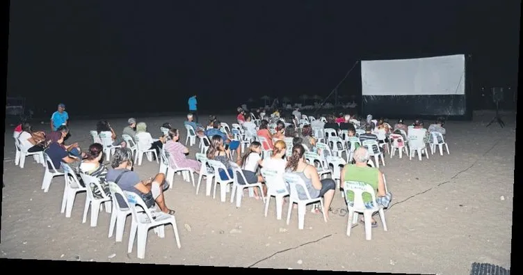 Plajda sinema keyfi
