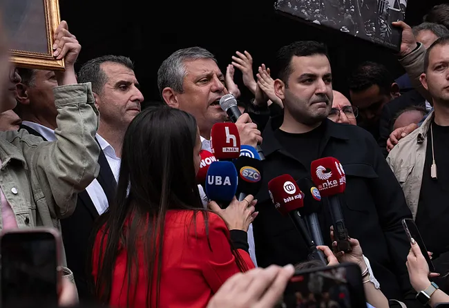 kilicdaroglu-destekcileri-ozgur-ozelin-parti-binasindaki-asili-afisini-indirdi-1779634452578.jpeg