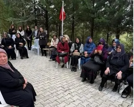 kabri-basinda-ve-ailesiyle-vefa-sehit-umit-celik-9-sene-i-devriyesinde-dualarla-anildi-1778084716150.jpg