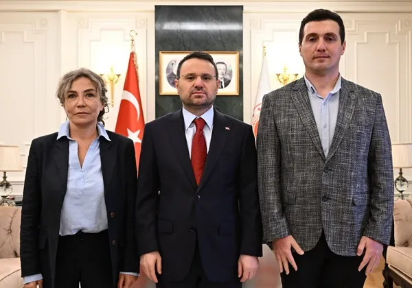 kritik-dosyalarda-umutlandiran-gelisme-adalet-bakani-gurlek-behcet-oktay-ve-ugur-mumcunun-aileleriyle-gorustu-1786014155799.jpg