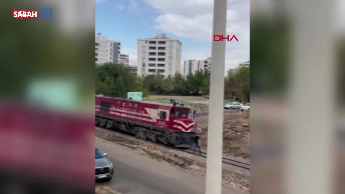 Diyarbakır'da tren, hemzemin geçitte otomobille çarpıştı | Video