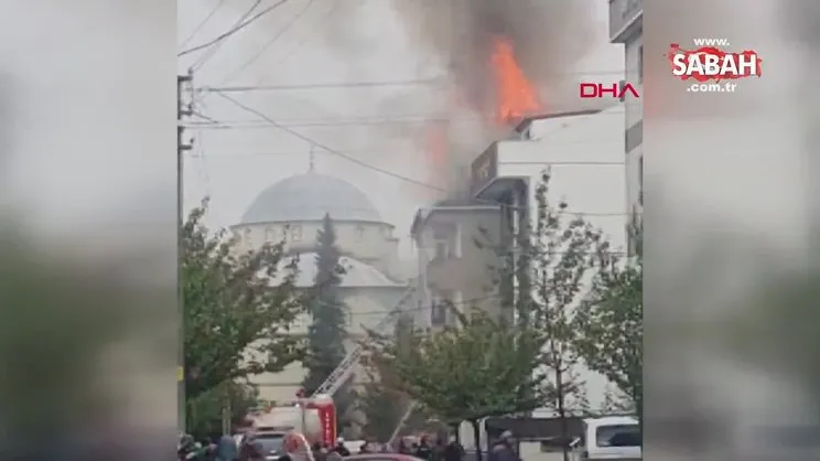 Kocaeli'de apartmanın çatısı alev alev yandı