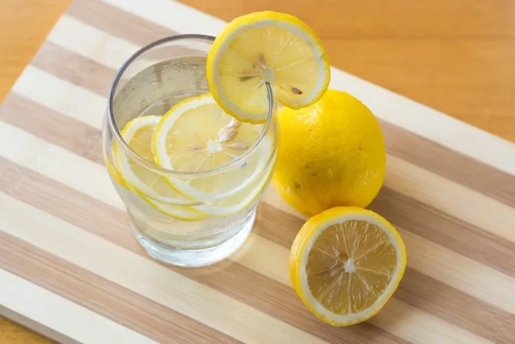 Düzenli olarak limonlu su içersek ne olur? Limon suyunun faydaları nelerdir?