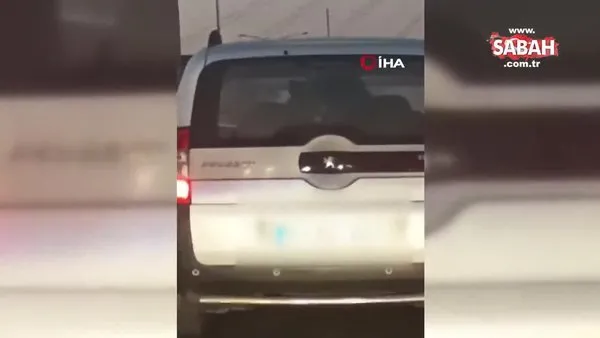 Görenler şaşkına döndü... Seyir halindeki sürücünün saçını kesen kadın kamerada | Video